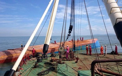 Tàu Hoàng Phúc đã được trục vớt nổi lên mặt nước