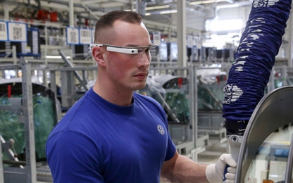 Ứng dụng kính thông minh vào dây chuyền sản xuất xe hơi