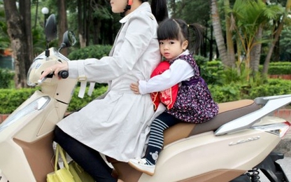 Chở con nhỏ bằng xe máy: 7 điều lưu ý