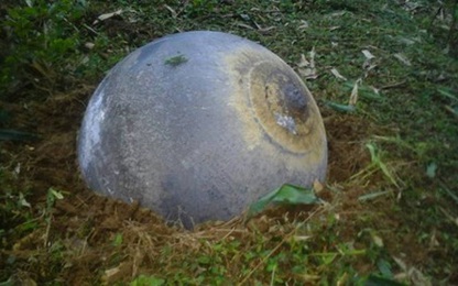 Vật thể lạ hình cầu rơi xuống đất sau tiếng nổ lớn