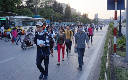 Đi bộ bị phạt: Không có giấy tờ mời về đồn công an