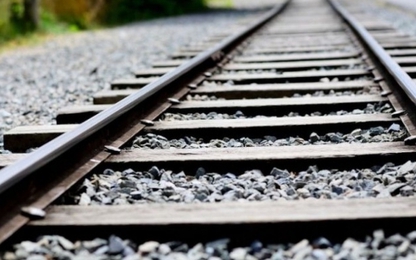 Tại sao người ta lại rải đá dọc theo đường ray xe lửa?