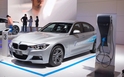 Đối đầu plug-in hybrid BMW 330e M Sport và Mercedes-Benz C 350e AMG