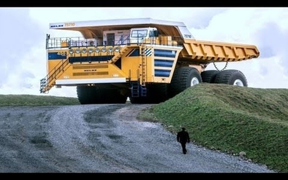 Xem xe điện lớn nhất hành tinh phá nát xe ô tô như thế nào?