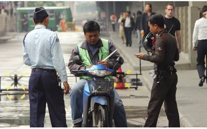 Uber và Grab chính thức tạm ngưng dịch vụ xe ôm tại Bangkok