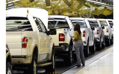 Người Việt nuôi heo đất, gom tiền chờ mua ô tô Thái Lan