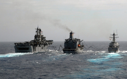 Tiếp dầu cho tàu sân bay trên biển khi sóng to gió lớn