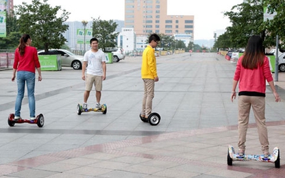 Có nên mua xe điện cân bằng 2 bánh cho trẻ nhỏ chơi?