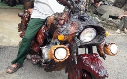 Xe máy tự chế bằng gỗ của thợ mộc Lâm Đồng