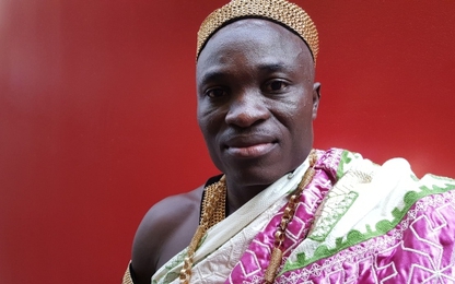 Vị vua châu Phi tới Canada làm vườn để có tiền gửi về nuôi dân