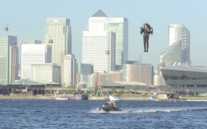 "Người Sắt" phiên bản đời thực bay lượn ở Anh