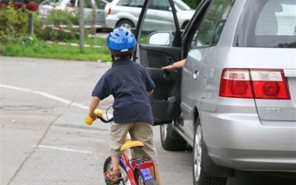 Mở cửa xe ô tô bất cẩn có bị xử phạt?