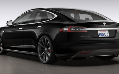 Xe điện Tesla tự động tăng tốc cứu chủ nhân thoát khỏi tai nạn