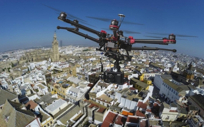 Anh dùng máy bay không người lái làm đèn đường di động