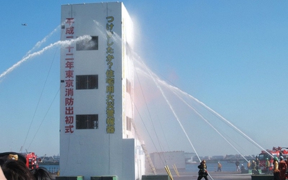 Chữa cháy nhà chọc trời bằng robot, máy bay