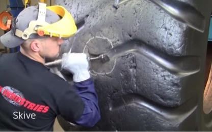 Lốp 30.000 USD của những chiếc xe tải khổng lồ được vá như thế nào?