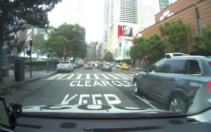 Xe taxi tự lái của Uber lại vượt đèn đỏ