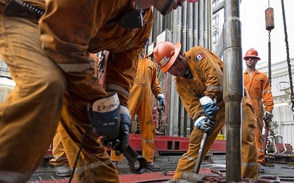 Giá dầu sụt mạnh 2% khi đồng USD tăng giá