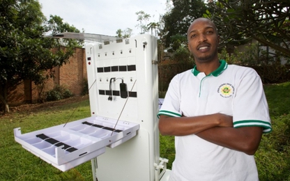 Xe đẩy năng lượng mặt trời sạc 80 điện thoại một lúc