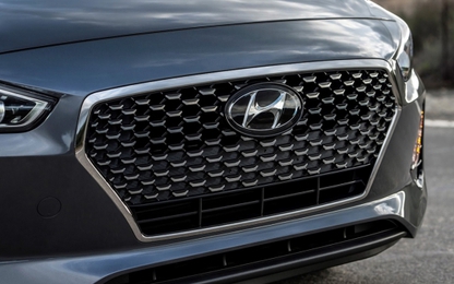 Hyundai Elantra GT 2018 "nhá hàng" trước ngày ra mắt