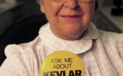 Nhà khoa học nữ phát minh vật liệu làm áo chống đạn