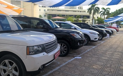 Xe mới giảm cả trăm triệu, ô tô cũ ế không lối thoát