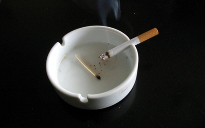 Vì sao trên máy bay cấm hút thuốc nhưng vẫn có gạt tàn?