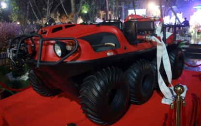 Argo 8x8-XTI - Xe chữa cháy 'chạy trên cạn, bơi dưới nước' linh hoạt