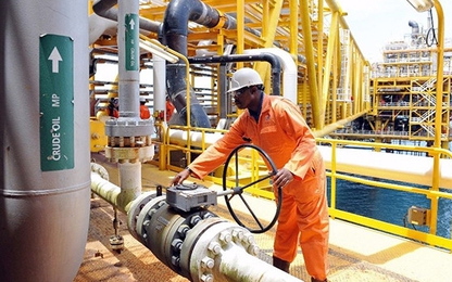 Tồn kho Mỹ tăng, giá dầu quay đầu giảm sau 4 phiên leo dốc