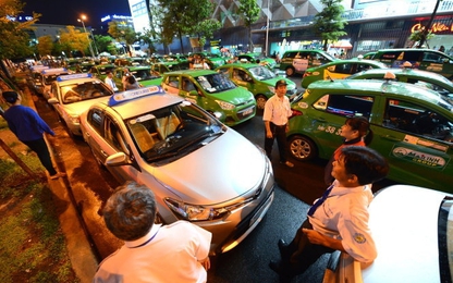 Các hãng taxi công nghệ tiếp tục "tung chiêu" giành khách