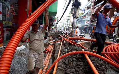 Phát logo dán lên xe cho người dân sống ở phố đi bộ Bùi Viện