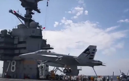 Máy bay lần đầu hạ cánh trên tàu sân bay đắt nhất thế giới