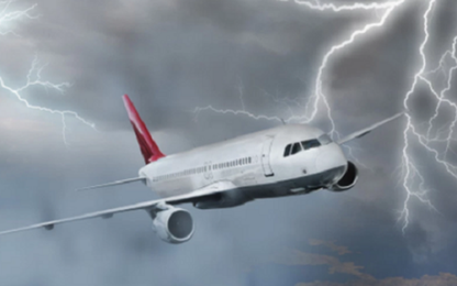 Bị sét đánh thủng 42 lỗ, phi cơ vẫn bay tiếp 9 giờ