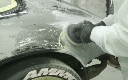 Xem cách tẩy sơn và sơn mới xe ô tô thú vị như thế nào