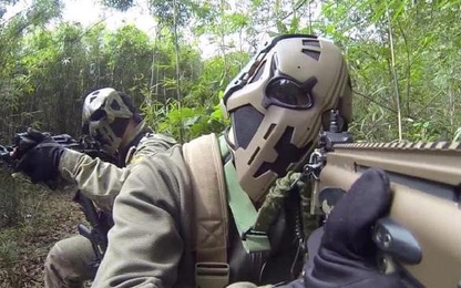 "Mặt nạ siêu nhân" chống được đạn, hồng ngoại, hiển thị vị trí đồng đội