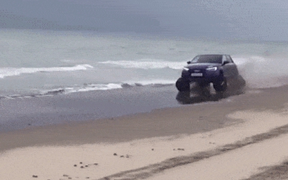 Xem chiếc Audi độ bánh trượt tuyết lướt phăng phăng trên bờ biển