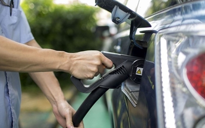 Trung Quốc sắp cấm bán ô tô chạy xăng dầu