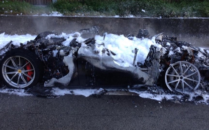 Siêu ngựa Ferrari F12tdf cháy rụi trên cao tốc Autobahn