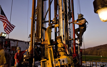 Giá dầu về đáy 2 tuần do tồn kho và sản lượng Mỹ tăng