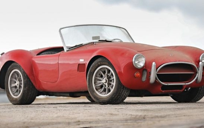 Cặp siêu xe bị “bỏ quên trong garage” 27 năm bán giá 3,5 triệu USD