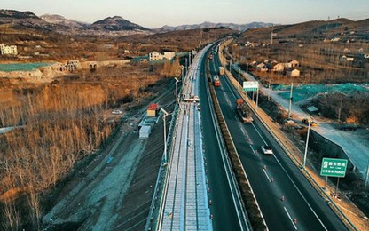 Lát đường cao tốc bằng...pin năng lượng mặt trời để sạc điện cho ô tô