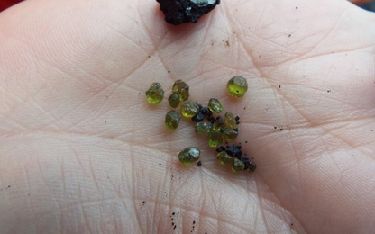 Núi lửa Hawaii phun ra cả đá quý, người dân Hawaii tha hồ nhặt