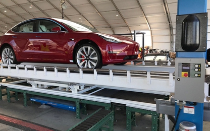 Hết chỗ, Tesla lắp ráp Model 3 trong... lều ngoài nhà máy
