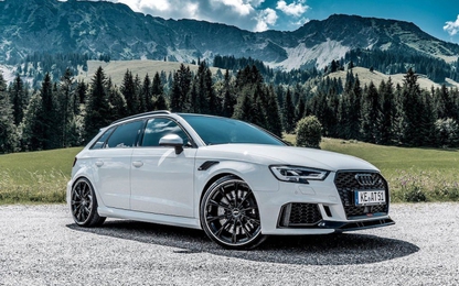 Soi hatchback Audi RS3 nhanh ngang siêu xe Lamborghini