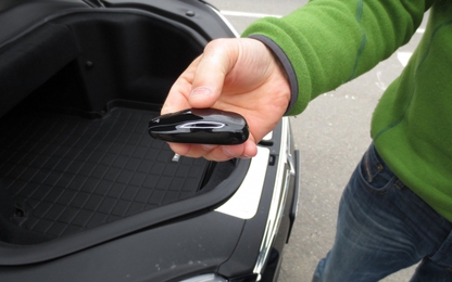 Hack được remote của Tesla Model S để mở cửa và nổ máy xe