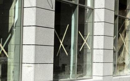 Tại sao bão tới là người ta lại dán chữ X lên cửa kính?