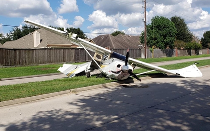 Xe Tesla bị cái máy bay đâm trúng