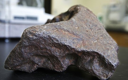 Nông dân dùng mảnh thiên thạch 2,3 tỷ đồng để chặn cửa suốt 30 năm