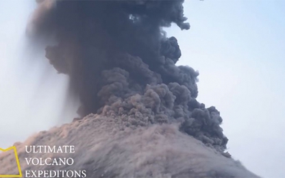 Tàu du lịch suýt trúng "bom" dung nham từ núi lửa