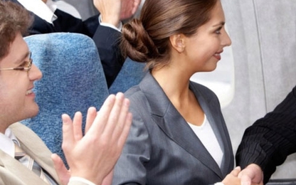 Vì sao hành khách vỗ tay khi máy bay hạ cánh?